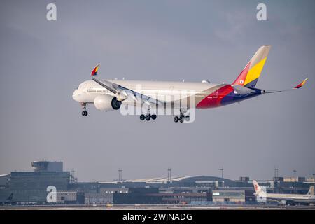 Asiana Airlines, Airbus A350-900, bei Anflug zum Flughafen Frankfurt FRA, Fraport, im Winter, Hessen, Deutschland Stockfoto