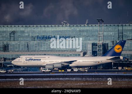 Lufthansa, Boeing 747, Jubojet, auf dem Rollweg am Frankfurter Flughafen FRA, Fraport, im Winter, Hessen, Deutschland Stockfoto