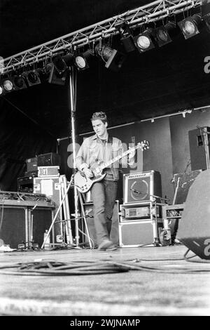 KELLY JONES, STEREOPHONICS, 1997: Ein junger Kelly Jones von der Rockband Stereophonics spielte am 14. Juni 1997 in Cardiff, Wales, Großbritannien. Die Band war im Begriff, riesig zu werden. Foto: Rob Watkins. INFO: Stereophonics, eine walisische Rockband, entstand Mitte der 90er Jahre mit einem knackigen Sound und gefühlvollen Texten. Hits wie „Dakota“ und „Maybe Tomorrow“ brachten sie zu internationalem Erfolg, indem sie Kelly Jones' rasende Vocals und ihre Fähigkeit zeigten, Hymnen zu kreieren, die tief bei den Zuhörern Anklang finden. Stockfoto