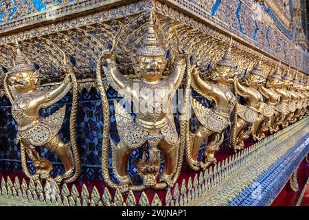 Eine Reihe von Garuda-Statuen ziert eine Tempelmauer im Großen Palast, Bangkok, Thailand. Stockfoto