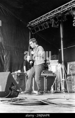 KELLY JONES, STEREOPHONICS, 1997: Ein junger Kelly Jones von der Rockband Stereophonics spielte am 14. Juni 1997 in Cardiff, Wales, Großbritannien. Die Band war im Begriff, riesig zu werden. Foto: Rob Watkins. INFO: Stereophonics, eine walisische Rockband, entstand Mitte der 90er Jahre mit einem knackigen Sound und gefühlvollen Texten. Hits wie „Dakota“ und „Maybe Tomorrow“ brachten sie zu internationalem Erfolg, indem sie Kelly Jones' rasende Vocals und ihre Fähigkeit zeigten, Hymnen zu kreieren, die tief bei den Zuhörern Anklang finden. Stockfoto