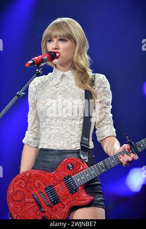 ATLANTA, GA - 18. April: Seven-Time Grammy Gewinner Taylor Swift (* 13. Dezember 1989) führt die rote Tour an der Philips Arena am 18. April 2013 in Atlanta, Georgia: Taylor Swift Stockfoto