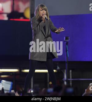 NEW YORK, NY - 30. Oktober: Taylor Swift führt auf ABC's "Good Morning America" im Times Square am 30. Oktober 2014 in New York City People: Taylor Swift Stockfoto