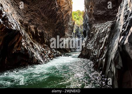 Der Fluss, der in die Alcantara-Schluchten fließt, ein sizilianisches Naturwunder, nur wenige Kilometer vom Ätna entfernt Stockfoto