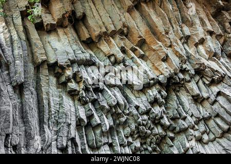 Singuläre Felsformationen in Form von Fäden in den Alcantara-Schluchten in Sizilien Stockfoto