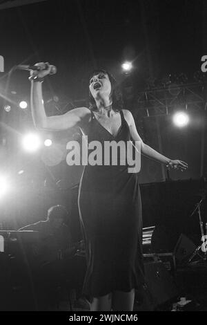 PEARL LOWE, LODGER, 1998: Pearl Lowe von der Indie-Supergruppe Lodger live beim Reading Festival am 28. August 1998. Foto: Rob Watkins. INFO: Lodger war eine britische Indie-Rock-Supergruppe aus den 90er Jahren, die Mitglieder von Powder, Supergrass und Delicatessen enthielt. Tracks wie „Always Round Here“ und „I'm Leaving“ veranschaulichten ihr Können für die Herstellung unvergesslicher Haken und bezaubernder Arrangements. Stockfoto