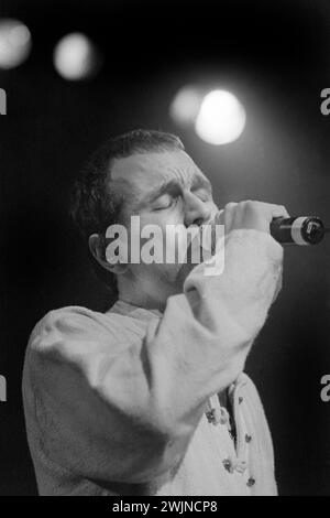 TIM BOOTH, JAMES, 1998: Tim Booth von der britischen Band James auf ihrer Greatest Hits Tour im Newport Centre in Newport, Wales, Großbritannien am 9. Dezember 1998. Foto: Rob Watkins. INFO: James, eine englische Band, die in den 80er Jahren gegründet wurde, gewann in den 90er Jahren mit anthemischen Hits wie Sit Down und Laed an Bedeutung. Ihre emotionalen Texte, gepaart mit Tim Booths unverwechselbarem Gesang und energischen Auftritten, festigten ihren Status als Ikonen des alternativen Rock. Stockfoto