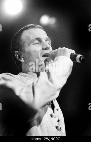 TIM BOOTH, JAMES, 1998: Tim Booth von der britischen Band James auf ihrer Greatest Hits Tour im Newport Centre in Newport, Wales, Großbritannien am 9. Dezember 1998. Foto: Rob Watkins. INFO: James, eine englische Band, die in den 80er Jahren gegründet wurde, gewann in den 90er Jahren mit anthemischen Hits wie Sit Down und Laed an Bedeutung. Ihre emotionalen Texte, gepaart mit Tim Booths unverwechselbarem Gesang und energischen Auftritten, festigten ihren Status als Ikonen des alternativen Rock. Stockfoto