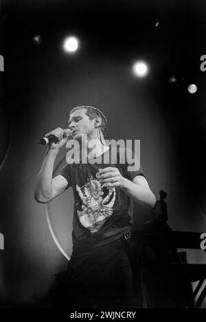 TIM BOOTH, JAMES, 1998: Tim Booth von der britischen Band James auf ihrer Greatest Hits Tour im Newport Centre in Newport, Wales, Großbritannien am 9. Dezember 1998. Foto: Rob Watkins. INFO: James, eine englische Band, die in den 80er Jahren gegründet wurde, gewann in den 90er Jahren mit anthemischen Hits wie Sit Down und Laed an Bedeutung. Ihre emotionalen Texte, gepaart mit Tim Booths unverwechselbarem Gesang und energischen Auftritten, festigten ihren Status als Ikonen des alternativen Rock. Stockfoto