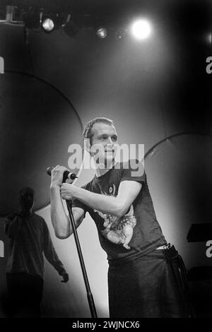 TIM BOOTH, JAMES, 1998: Tim Booth von der britischen Band James auf ihrer Greatest Hits Tour im Newport Centre in Newport, Wales, Großbritannien am 9. Dezember 1998. Foto: Rob Watkins. INFO: James, eine englische Band, die in den 80er Jahren gegründet wurde, gewann in den 90er Jahren mit anthemischen Hits wie Sit Down und Laed an Bedeutung. Ihre emotionalen Texte, gepaart mit Tim Booths unverwechselbarem Gesang und energischen Auftritten, festigten ihren Status als Ikonen des alternativen Rock. Stockfoto