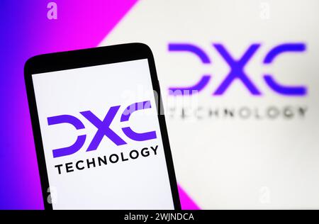 In dieser Abbildung ist das Logo von DXC Technology Company auf einem Smartphone und im Hintergrund zu sehen. Stockfoto