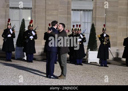 Paris, Frankreich. Februar 2024. © PHOTOPQR/LE PARISIEN/Fred Dugit ; Paris ; 16/02/2024 ; Sport Palais de l'Elysée (Paris VIIIe), le 16 février 2024 Visite de Volodymyr Zelensky à Paris. Le président ukrainien signe ce vendredi soir, avec Emmanuel Macron, un accord bilatéral de sécurité. Foto LP/Fred Dugit - Paris, Frankreich, 16. februar 2024 der französische Präsident Emmanuel Macron empfängt den ukrainischen Präsidenten Volodymyr Zelensky *** Lokale Bildunterschrift *** Visite de Volodymyr Zelensky à Paris Credit: MAXPPP/Alamy Live News Stockfoto