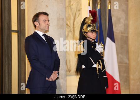 Paris, Frankreich. Februar 2024. © PHOTOPQR/LE PARISIEN/Fred Dugit ; Paris ; 16/02/2024 ; Sport Palais de l'Elysée (Paris VIIIe), le 16 février 2024 Visite de VolodymyrZelensky à Paris. Le président ukrainien signe ce vendredi soir, avec Emmanuel Macron, un accord bilatéral de sécurité. - Paris, Frankreich, 16. februar 2024 der französische Präsident Emmanuel Macron empfängt den ukrainischen Präsidenten WolodymyrZelensky Credit: MAXPPP/Alamy Live News Stockfoto