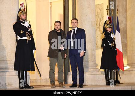 Paris, Frankreich. Februar 2024. © PHOTOPQR/LE PARISIEN/Fred Dugit ; Paris ; 16/02/2024 ; Sport Palais de l'Elysée (Paris VIIIe), le 16 février 2024 Visite de Volodymyr Zelensky à Paris. Le président ukrainien signe ce vendredi soir, avec Emmanuel Macron, un accord bilatéral de sécurité. Foto LP/Fred Dugit - Paris, Frankreich, 16. februar 2024 der französische Präsident Emmanuel Macron empfängt den ukrainischen Präsidenten Volodymyr Zelensky *** Lokale Bildunterschrift *** Visite de Volodymyr Zelensky à Paris Credit: MAXPPP/Alamy Live News Stockfoto