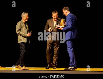 Oliver Reese Intendant Berliner Ensemble, Matthias Brandt, Dirk Streich Praesident Berliner Theaterclub bei der Verleihung des Goldenen Vorhangs an Matthias Brandt im Anschluss an die Aufführung mein Name sei Gantenbein im Theater Berliner Ensemble. *** Oliver Reese Regisseur Berliner Ensemble, Matthias Brandt, Dirk Streich Präsident Berliner Theaterclub bei der Präsentation des Goldenen Vorhangs an Matthias Brandt nach der Aufführung mein Name sei Gantenbein am Theater Berliner Ensemble Stockfoto