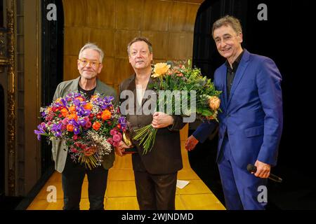 Oliver Reese Intendant Berliner Ensemble, Matthias Brandt, Dirk Streich Praesident Berliner Theaterclub bei der Verleihung des Goldenen Vorhangs an Matthias Brandt im Anschluss an die Aufführung mein Name sei Gantenbein im Theater Berliner Ensemble. *** Oliver Reese Regisseur Berliner Ensemble, Matthias Brandt, Dirk Streich Präsident Berliner Theaterclub bei der Präsentation des Goldenen Vorhangs an Matthias Brandt nach der Aufführung mein Name sei Gantenbein am Theater Berliner Ensemble Stockfoto