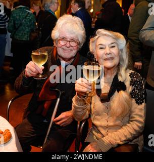 Wulf Weidner, Vera Müller-Weidner bei der Verleihung des Goldenen Vorhangs an Matthias Brandt im Anschluss an die Aufführung mein Name sei Gantenbein im Theater Berliner Ensemble. *** Wulf Weidner, Vera Müller Weidner bei der Präsentation des Goldenen Vorhangs an Matthias Brandt nach der Aufführung mein Name sei Gantenbein am Theater Berliner Ensemble Stockfoto