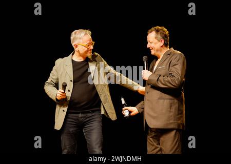 Oliver Reese Intendant Berliner Ensemble, Matthias Brandt bei der Verleihung des Goldenen Vorhangs an Matthias Brandt im Anschluss an die Aufführung mein Name sei Gantenbein im Theater Berliner Ensemble. *** Oliver Reese Regisseur Berliner Ensemble, Matthias Brandt bei der Präsentation des Goldenen Vorhangs an Matthias Brandt nach der Aufführung mein Name sei Gantenbein am Theater Berliner Ensemble Stockfoto