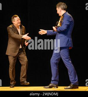 Matthias Brandt, Dirk Streich Praesident Berliner Theaterclub bei der Verleihung des Goldenen Vorhangs an Matthias Brandt im Anschluss an die Aufführung mein Name sei Gantenbein im Theater Berliner Ensemble. *** Matthias Brandt, Dirk Streich Präsident des Berliner Theaterclubs bei der Preisverleihung des Goldenen Vorhangs an Matthias Brandt im Anschluss an die Performance mein Name sei Gantenbein im Theater Berliner Ensemble Stockfoto