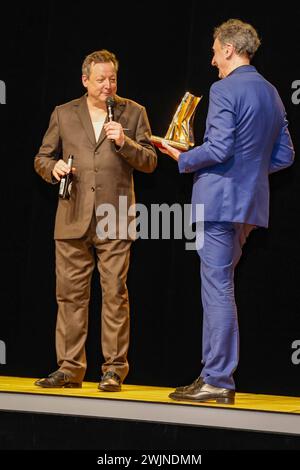 Matthias Brandt, Dirk Streich Praesident Berliner Theaterclub bei der Verleihung des Goldenen Vorhangs an Matthias Brandt im Anschluss an die Aufführung mein Name sei Gantenbein im Theater Berliner Ensemble. *** Matthias Brandt, Dirk Streich Präsident des Berliner Theaterclubs bei der Preisverleihung des Goldenen Vorhangs an Matthias Brandt im Anschluss an die Performance mein Name sei Gantenbein im Theater Berliner Ensemble Stockfoto