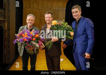 Oliver Reese Intendant Berliner Ensemble, Matthias Brandt, Dirk Streich Praesident Berliner Theaterclub bei der Verleihung des Goldenen Vorhangs an Matthias Brandt im Anschluss an die Aufführung mein Name sei Gantenbein im Theater Berliner Ensemble. *** Oliver Reese Regisseur Berliner Ensemble, Matthias Brandt, Dirk Streich Präsident Berliner Theaterclub bei der Präsentation des Goldenen Vorhangs an Matthias Brandt nach der Aufführung mein Name sei Gantenbein am Theater Berliner Ensemble Stockfoto