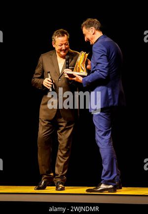 Matthias Brandt, Dirk Streich Praesident Berliner Theaterclub bei der Verleihung des Goldenen Vorhangs an Matthias Brandt im Anschluss an die Aufführung mein Name sei Gantenbein im Theater Berliner Ensemble. *** Matthias Brandt, Dirk Streich Präsident des Berliner Theaterclubs bei der Preisverleihung des Goldenen Vorhangs an Matthias Brandt im Anschluss an die Performance mein Name sei Gantenbein im Theater Berliner Ensemble Stockfoto