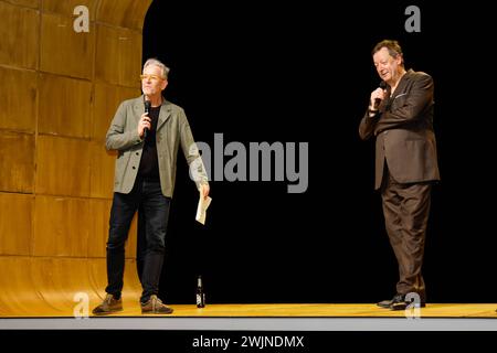 Oliver Reese Intendant Berliner Ensemble, Matthias Brandt bei der Verleihung des Goldenen Vorhangs an Matthias Brandt im Anschluss an die Aufführung mein Name sei Gantenbein im Theater Berliner Ensemble. *** Oliver Reese Regisseur Berliner Ensemble, Matthias Brandt bei der Präsentation des Goldenen Vorhangs an Matthias Brandt nach der Aufführung mein Name sei Gantenbein am Theater Berliner Ensemble Stockfoto