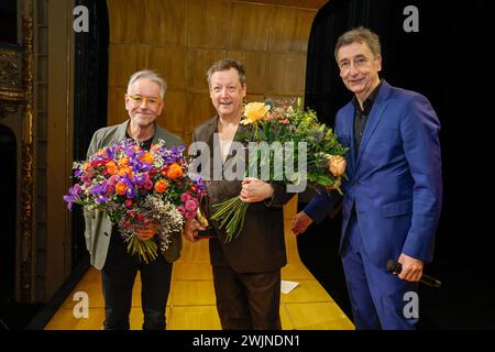 Oliver Reese Intendant Berliner Ensemble, Matthias Brandt, Dirk Streich Praesident Berliner Theaterclub bei der Verleihung des Goldenen Vorhangs an Matthias Brandt im Anschluss an die Aufführung mein Name sei Gantenbein im Theater Berliner Ensemble. *** Oliver Reese Regisseur Berliner Ensemble, Matthias Brandt, Dirk Streich Präsident Berliner Theaterclub bei der Präsentation des Goldenen Vorhangs an Matthias Brandt nach der Aufführung mein Name sei Gantenbein am Theater Berliner Ensemble Stockfoto