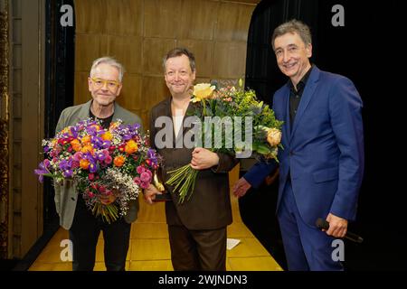 Oliver Reese Intendant Berliner Ensemble, Matthias Brandt, Dirk Streich Praesident Berliner Theaterclub bei der Verleihung des Goldenen Vorhangs an Matthias Brandt im Anschluss an die Aufführung mein Name sei Gantenbein im Theater Berliner Ensemble. *** Oliver Reese Regisseur Berliner Ensemble, Matthias Brandt, Dirk Streich Präsident Berliner Theaterclub bei der Präsentation des Goldenen Vorhangs an Matthias Brandt nach der Aufführung mein Name sei Gantenbein am Theater Berliner Ensemble Stockfoto