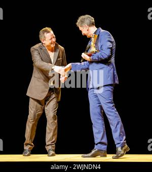 Matthias Brandt, Dirk Streich Praesident Berliner Theaterclub bei der Verleihung des Goldenen Vorhangs an Matthias Brandt im Anschluss an die Aufführung mein Name sei Gantenbein im Theater Berliner Ensemble. *** Matthias Brandt, Dirk Streich Präsident des Berliner Theaterclubs bei der Preisverleihung des Goldenen Vorhangs an Matthias Brandt im Anschluss an die Performance mein Name sei Gantenbein im Theater Berliner Ensemble Stockfoto