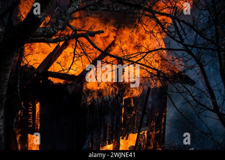 Feuer nach Hause. Hausfeuer. Brennendes Gebäude. Offenes Feuer. Brennendes Haus. Einfamilienhaus komplett zerstört durch Flammen. Feuer Feuer Flamme Zuhause Stockfoto