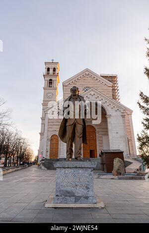 Pristina, Kosovo - 5. Februar 2024: Außenansicht der Kathedrale der Heiligen Mutter Teresa, einer römisch-katholischen Kathedrale in Pristina, Kosovo. Stockfoto