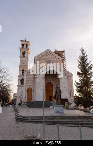 Pristina, Kosovo - 5. Februar 2024: Außenansicht der Kathedrale der Heiligen Mutter Teresa, einer römisch-katholischen Kathedrale in Pristina, Kosovo. Stockfoto