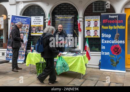 Februar 2024. Ein kleiner Freier Iran-Protest fand heute in der Winchester High Street in Hampshire, England, Großbritannien statt. Die Demonstranten sammelten Unterschriften von Menschen, die ihre Sache unterstützen, Hinrichtungen im Iran zu stoppen. Stockfoto