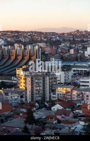 Pristina, Kosovo - 5. Februar 2024: Der Palast für Jugend und Sport, früher Boro und Ramiz, ist eine Mehrzweckhalle in Pristina, Kosovo. Stockfoto