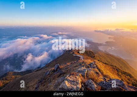 Sonnenuntergang auf dem Lantau Peak, Hongkong Stockfoto