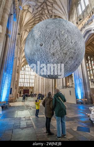 Februar 2024. Das Museum of the Moon Kunstwerk des britischen Künstlers Luke Jerram ist derzeit in der Winchester Cathedral, Hampshire, England, ausgestellt. Die großformatige Kunstinstallation tourte um den Globus. Die Kathedrale zieht viele Besucher an, und während der Ausstellung sind mehrere Veranstaltungen geplant. Stockfoto