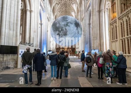 Februar 2024. Das Museum of the Moon Kunstwerk des britischen Künstlers Luke Jerram ist derzeit in der Winchester Cathedral, Hampshire, England, ausgestellt. Die großformatige Kunstinstallation tourte um den Globus. Die Kathedrale zieht viele Besucher an, und während der Ausstellung sind mehrere Veranstaltungen geplant. Stockfoto