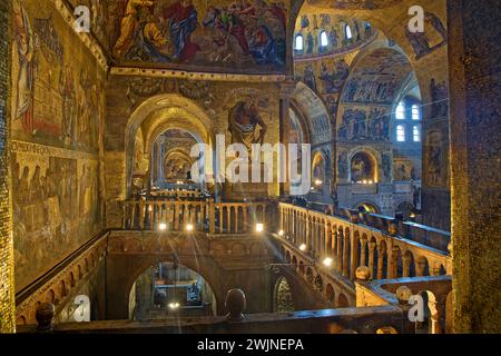 VENEDIG, ITALIEN, 2. Februar 2024 : im Inneren der Patriarchalen Kathedrale Markusdom allgemein bekannt als Markusdom (italienisch: Basilica di San M) Stockfoto
