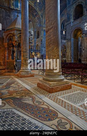 VENEDIG, ITALIEN, 2. Februar 2024 : im Inneren der Patriarchalen Kathedrale Markusdom allgemein bekannt als Markusdom (italienisch: Basilica di San M) Stockfoto