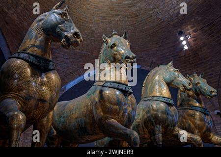 VENEDIG, ITALIEN, 2. Februar 2024: Pferde des Heiligen Markus, auch bekannt als Triumphquadriga oder Pferde des Hippodroms von Konstantinopel, ist eine Bronze Stockfoto