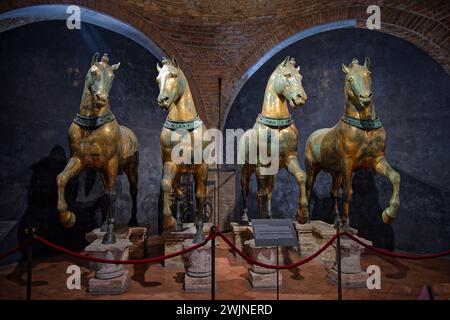 VENEDIG, ITALIEN, 2. Februar 2024: Pferde des Heiligen Markus, auch bekannt als Triumphquadriga oder Pferde des Hippodroms von Konstantinopel, ist eine Bronze Stockfoto