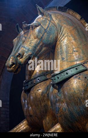 VENEDIG, ITALIEN, 2. Februar 2024: Pferde des Heiligen Markus, auch bekannt als Triumphquadriga oder Pferde des Hippodroms von Konstantinopel, ist eine Bronze Stockfoto