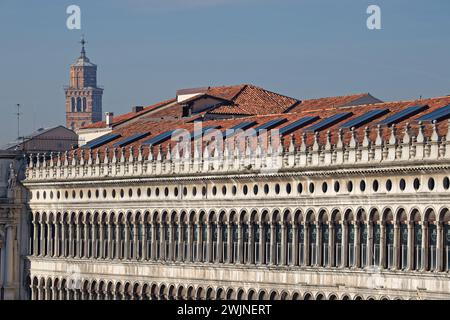 VENEDIG, ITALIEN, 2. Februar 2024 : Gebäude des Markusplatzes oder des Markusplatzes, des wichtigsten öffentlichen Platzes von Venedig Stockfoto