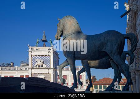 VENEDIG, ITALIEN, 2. Februar 2024: Pferde des Heiligen Markus, auch bekannt als Triumphquadriga oder Pferde des Hippodroms von Konstantinopel, ist eine Bronze Stockfoto