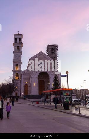 Pristina, Kosovo - 5. Februar 2024: Außenansicht der Kathedrale der Heiligen Mutter Teresa, einer römisch-katholischen Kathedrale in Pristina, Kosovo. Stockfoto