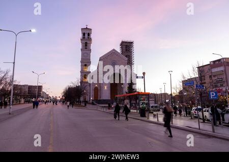 Pristina, Kosovo - 5. Februar 2024: Außenansicht der Kathedrale der Heiligen Mutter Teresa, einer römisch-katholischen Kathedrale in Pristina, Kosovo. Stockfoto