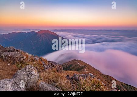 Sonnenuntergang auf dem Lantau Peak, Hongkong Stockfoto