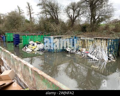 Amersham, Großbritannien. Februar 2024. Ein Teil des Buckinghamshire Council Amersham Household Recycling Centre ist derzeit überflutet. In Amersham und der Umgebung finden ungewöhnliche Überschwemmungen statt. Obwohl es in der ersten Hälfte des Jahres 2024 viel Regen gegeben hat, treibt HS2 durch den Kreidegrundwasserleiter in den Chilterns Tunnel und es gibt Spekulationen in sozialen Medien, dass die ungewöhnliche Überschwemmung angeblich auf den Hochgeschwindigkeits-Rail-2-Tunnel zurückzuführen sein könnte. Quelle: Mauren McLean/Alamy Live News Stockfoto