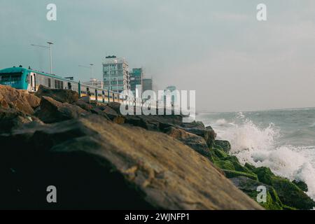 Ozeanwellen mit Sonnenuntergängen sind wunderschön in Colombo Sri Lanka Stockfoto